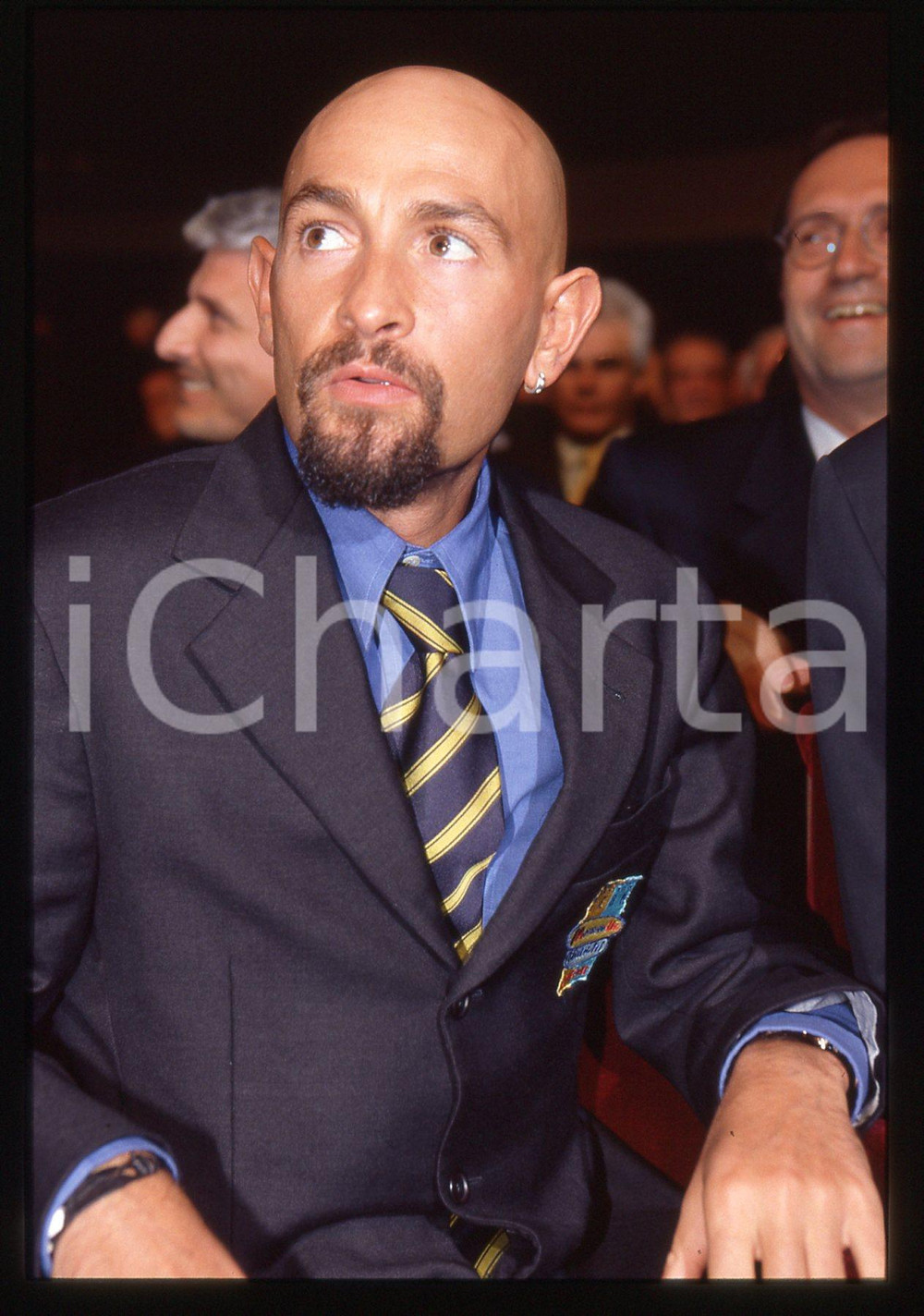 Marco PANTANI - Presentazione GIRO D'ITALIA 1999 - 35 mm vintage slide 16 Diapositiva d'epoca, in formato 35 mm.CONDIZIONI: GOODE' severamente vietata la riproduzione. Tutti i diritti sono riservati. ICharta mette in vendita, sul negozio eBay e in esclusiva sul sito "icharta" il proprio archivio composto da numerose diapositive e negativi fotografici d'epoca, tutti originali e autentici, che attraversano la storia del costume italiano tra gli la fine degli anni Sessanta e Novanta.Si tratta di uno sguardo inedito sull'attualità, la politica, la vita quotidiana, il gossip e la cultura, che fotografa il cambiamento della nazione in quest'ultimo scorcio del XX secolo. Un'occasione unica per il mercato del collezionismo, che vede finalmente disponibile un archivio eccezionale per vastità, tematiche e condizioni, in un settore (il negativo fotografico e la diapositiva) di assoluta novità e dalle interessanti prospettive di investimento.  GOOD/buono   originale e autentica 1