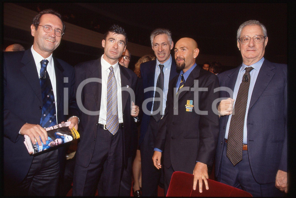 Marco PANTANI e Gianni BUGNO - GIRO D'ITALIA 1999 - 35 mm vintage slide 2 Nella diapositiva sono inoltre presenti Francesco Moser e Cesare Romiti.Diapositiva d'epoca, in formato 35 mm.CONDIZIONI: GOODE' severamente vietata la riproduzione. Tutti i diritti sono riservati.ICharta mette in vendita, sul negozio eBay e in esclusiva sul sito "icharta" il proprio archivio composto da numerose diapositive e negativi fotografici d'epoca, tutti originali e autentici, che attraversano la storia del costume italiano tra gli la fine degli anni Sessanta e Novanta.Si tratta di uno sguardo inedito sull'attualità, la politica, la vita quotidiana, il gossip e la cultura, che fotografa il cambiamento della nazione in quest'ultimo scorcio del XX secolo. Un'occasione unica per il mercato del collezionismo, che vede finalmente disponibile un archivio eccezionale per vastità, tematiche e condizioni, in un settore (il negativo fotografico e la diapositiva) di assoluta novità e dalle interessanti prospettive di investimento.  GOOD/buono   originale e autentica 1