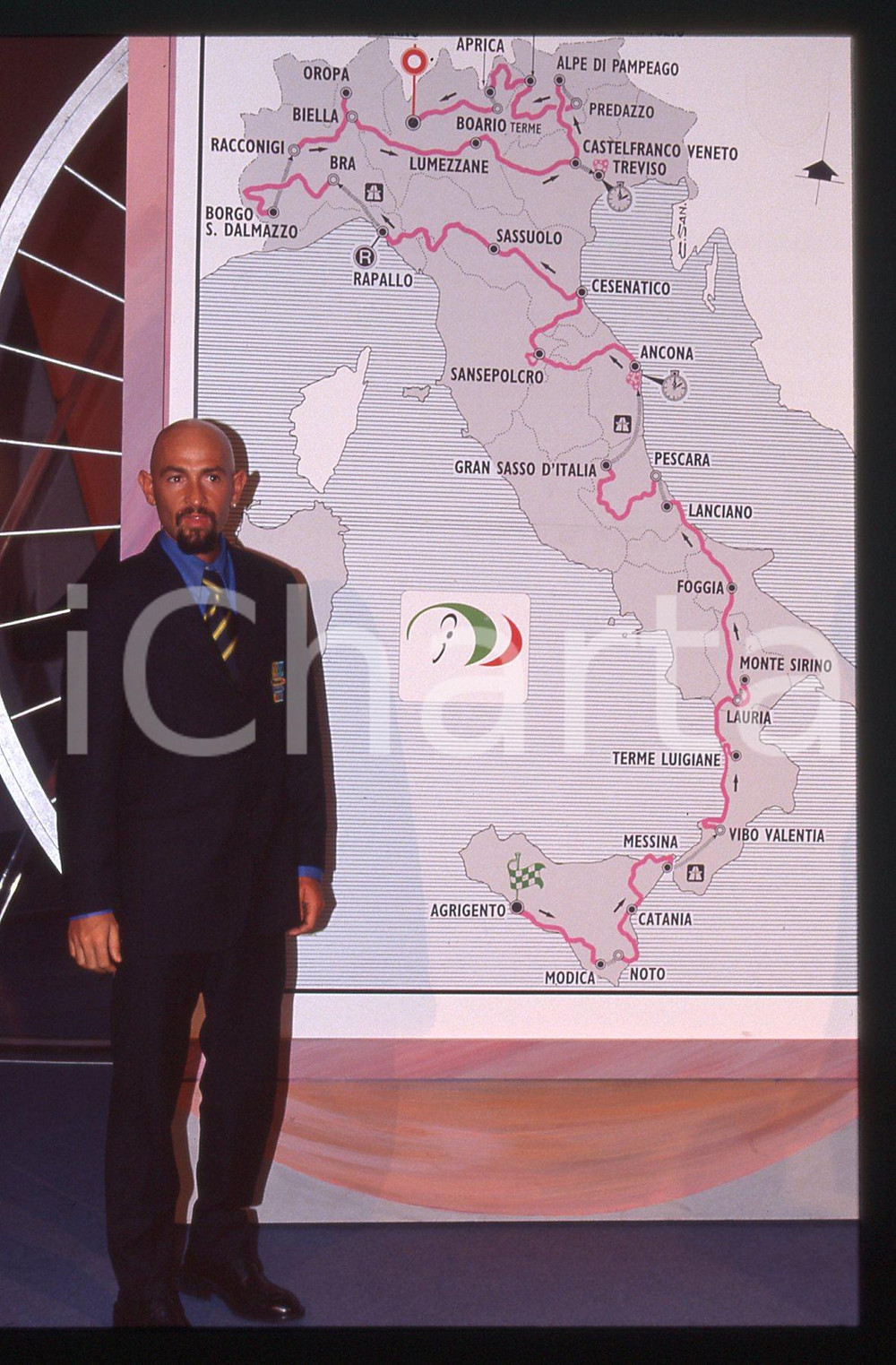 Marco PANTANI - Presentazione GIRO D'ITALIA 1999 - 35 mm vintage slide 2 Diapositiva d'epoca, in formato 35 mm.CONDIZIONI: GOODE' severamente vietata la riproduzione. Tutti i diritti sono riservati.ICharta mette in vendita, sul negozio eBay e in esclusiva sul sito "icharta" il proprio archivio composto da numerose diapositive e negativi fotografici d'epoca, tutti originali e autentici, che attraversano la storia del costume italiano tra gli la fine degli anni Sessanta e Novanta.Si tratta di uno sguardo inedito sull'attualità, la politica, la vita quotidiana, il gossip e la cultura, che fotografa il cambiamento della nazione in quest'ultimo scorcio del XX secolo. Un'occasione unica per il mercato del collezionismo, che vede finalmente disponibile un archivio eccezionale per vastità, tematiche e condizioni, in un settore (il negativo fotografico e la diapositiva) di assoluta novità e dalle interessanti prospettive di investimento.  GOOD/buono   originale e autentica 1