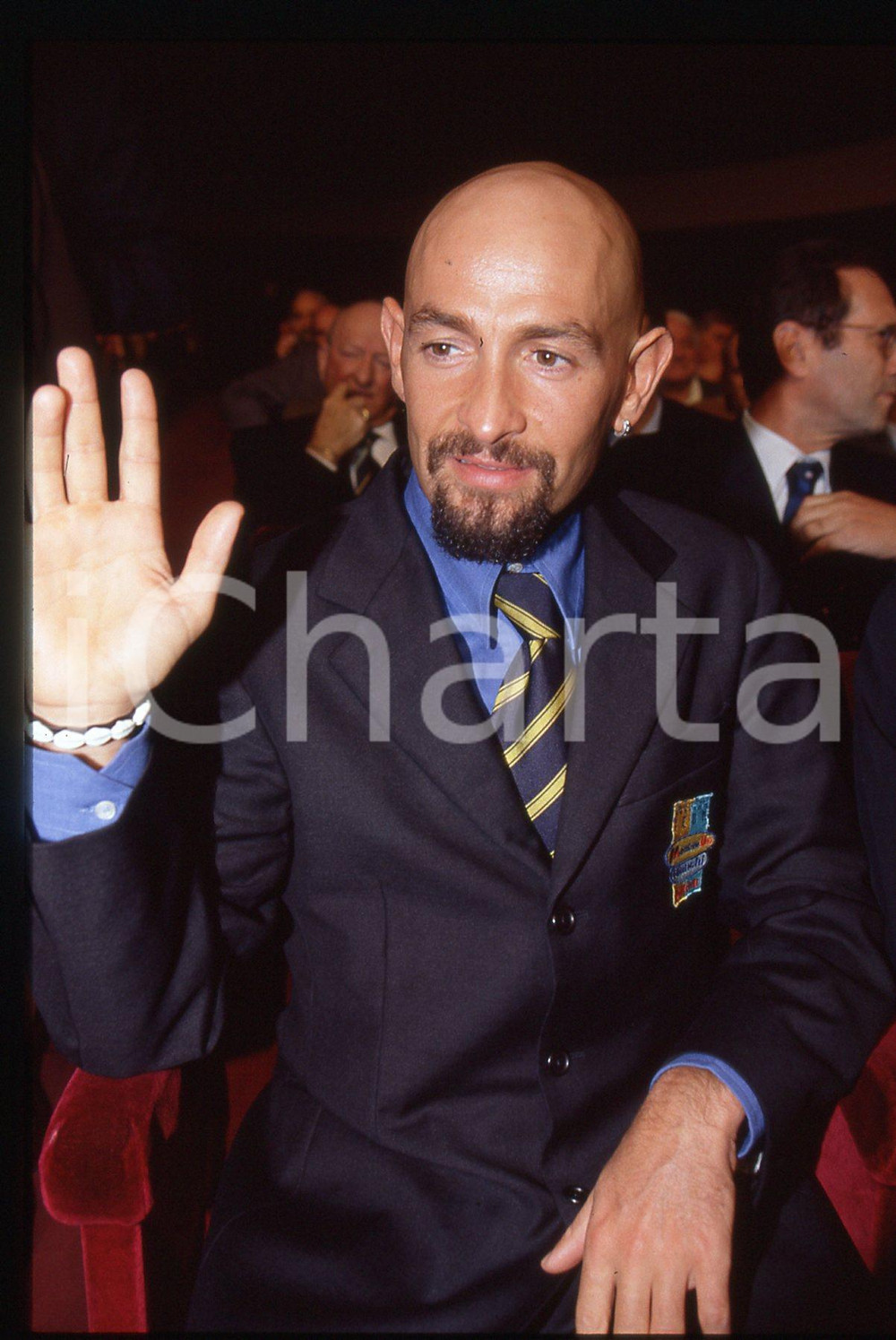 Marco PANTANI - Presentazione GIRO D'ITALIA 1999 - 35 mm vintage slide 8 Diapositiva d'epoca, in formato 35 mm.CONDIZIONI: GOODE' severamente vietata la riproduzione. Tutti i diritti sono riservati. ICharta mette in vendita, sul negozio eBay e in esclusiva sul sito "icharta" il proprio archivio composto da numerose diapositive e negativi fotografici d'epoca, tutti originali e autentici, che attraversano la storia del costume italiano tra gli la fine degli anni Sessanta e Novanta.Si tratta di uno sguardo inedito sull'attualità, la politica, la vita quotidiana, il gossip e la cultura, che fotografa il cambiamento della nazione in quest'ultimo scorcio del XX secolo. Un'occasione unica per il mercato del collezionismo, che vede finalmente disponibile un archivio eccezionale per vastità, tematiche e condizioni, in un settore (il negativo fotografico e la diapositiva) di assoluta novità e dalle interessanti prospettive di investimento.  GOOD/buono   originale e autentica 1