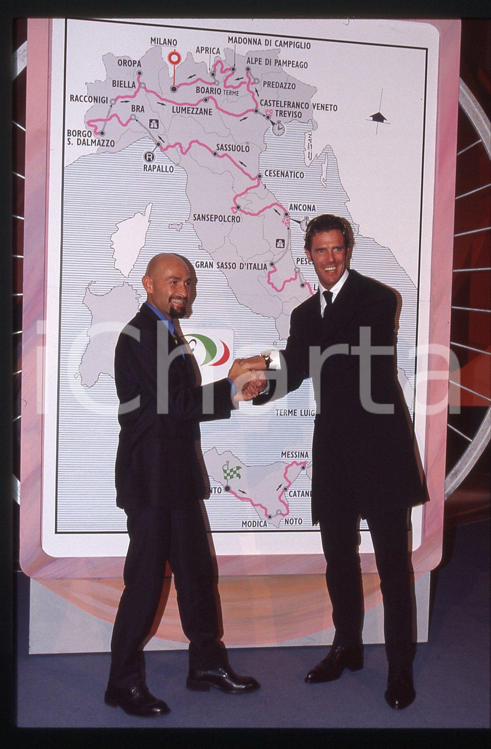 Marco PANTANI e Mario CIPOLLINI - GIRO D'ITALIA 1999 - 35 mm vintage slide Diapositiva d'epoca, in formato 35 mm.CONDIZIONI: GOODE' severamente vietata la riproduzione. Tutti i diritti sono riservati.ICharta mette in vendita, sul negozio eBay e in esclusiva sul sito "icharta" il proprio archivio composto da numerose diapositive e negativi fotografici d'epoca, tutti originali e autentici, che attraversano la storia del costume italiano tra gli la fine degli anni Sessanta e Novanta.Si tratta di uno sguardo inedito sull'attualità, la politica, la vita quotidiana, il gossip e la cultura, che fotografa il cambiamento della nazione in quest'ultimo scorcio del XX secolo. Un'occasione unica per il mercato del collezionismo, che vede finalmente disponibile un archivio eccezionale per vastità, tematiche e condizioni, in un settore (il negativo fotografico e la diapositiva) di assoluta novità e dalle interessanti prospettive di investimento.  GOOD/buono   originale e autentica 1