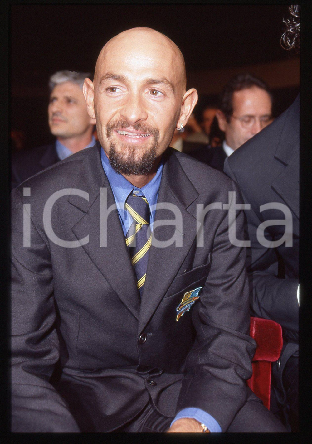 Marco PANTANI - Presentazione GIRO D'ITALIA 1999 - 35 mm vintage slide 3 Diapositiva d'epoca, in formato 35 mm.CONDIZIONI: GOODE' severamente vietata la riproduzione. Tutti i diritti sono riservati. ICharta mette in vendita, sul negozio eBay e in esclusiva sul sito "icharta" il proprio archivio composto da numerose diapositive e negativi fotografici d'epoca, tutti originali e autentici, che attraversano la storia del costume italiano tra gli la fine degli anni Sessanta e Novanta.Si tratta di uno sguardo inedito sull'attualità, la politica, la vita quotidiana, il gossip e la cultura, che fotografa il cambiamento della nazione in quest'ultimo scorcio del XX secolo. Un'occasione unica per il mercato del collezionismo, che vede finalmente disponibile un archivio eccezionale per vastità, tematiche e condizioni, in un settore (il negativo fotografico e la diapositiva) di assoluta novità e dalle interessanti prospettive di investimento.  GOOD/buono   originale e autentica 1