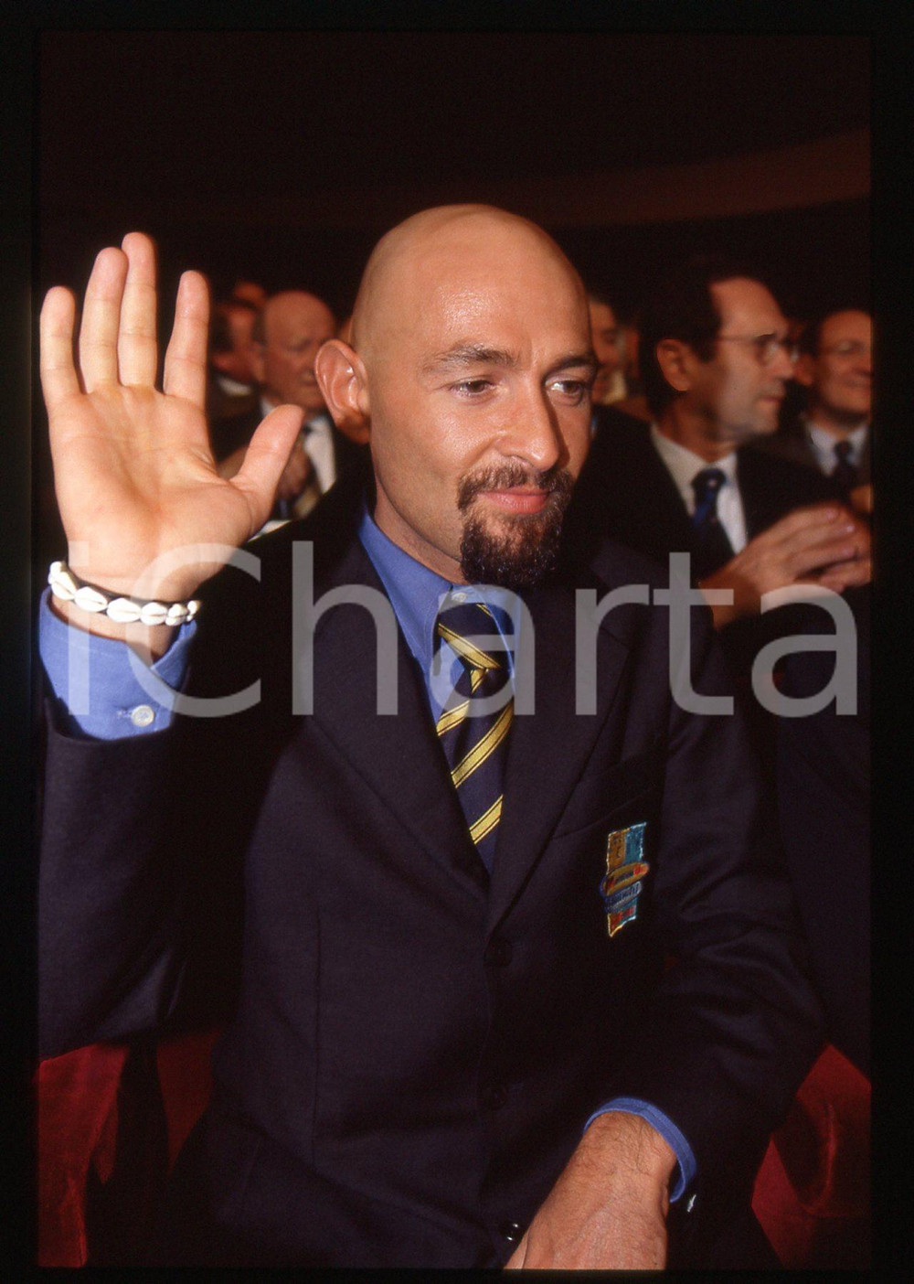 Marco PANTANI - Presentazione GIRO D'ITALIA 1999 - 35 mm vintage slide 6 Diapositiva d'epoca, in formato 35 mm.CONDIZIONI: GOODE' severamente vietata la riproduzione. Tutti i diritti sono riservati.ICharta mette in vendita, sul negozio eBay e in esclusiva sul sito "icharta" il proprio archivio composto da numerose diapositive e negativi fotografici d'epoca, tutti originali e autentici, che attraversano la storia del costume italiano tra gli la fine degli anni Sessanta e Novanta.Si tratta di uno sguardo inedito sull'attualità, la politica, la vita quotidiana, il gossip e la cultura, che fotografa il cambiamento della nazione in quest'ultimo scorcio del XX secolo. Un'occasione unica per il mercato del collezionismo, che vede finalmente disponibile un archivio eccezionale per vastità, tematiche e condizioni, in un settore (il negativo fotografico e la diapositiva) di assoluta novità e dalle interessanti prospettive di investimento.  GOOD/buono   originale e autentica 1