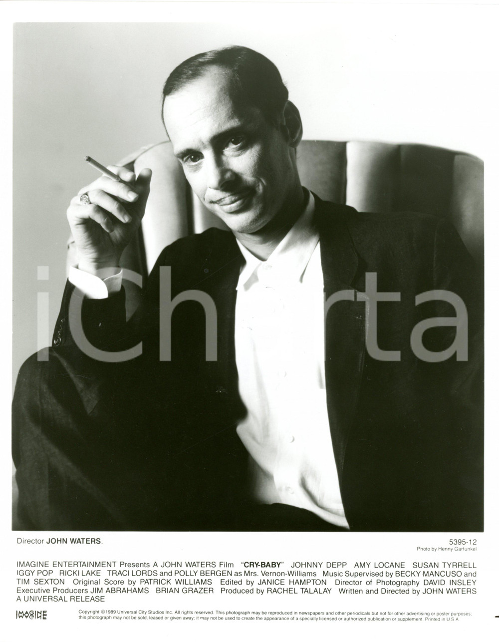 1989 CINEMA "Cry-Baby" - Ritratto del regista John WATERS con sigaretta *Foto  Fotografia d'agenzia con didascalia coeva. CONDIZIONI: G (ma lieve piegatura all'angolo superiore destro) FORMATO: 20x25 cm      originale e autentica 1
