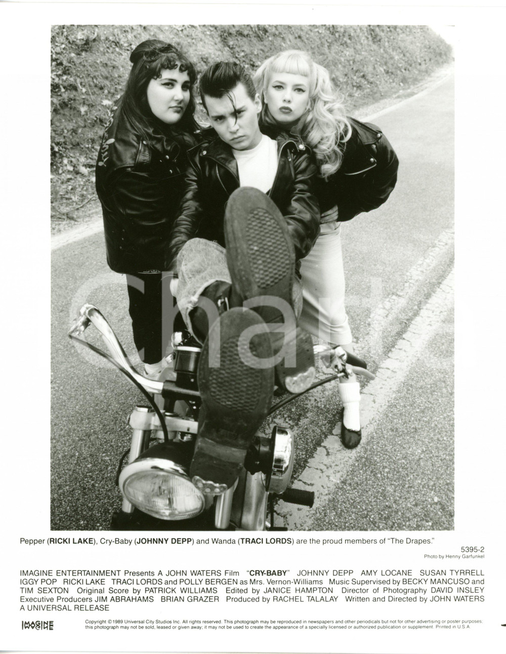 1989 CINEMA "Cry-Baby" - Johnny DEPP Ricki LAKE Traci LORDS e Ricki LAKE Foto  Fotografia d'agenzia con didascalia coeva. CONDIZIONI: G (ma minima piegatura al margine destro) FORMATO: 20x25 cm      originale e autentica 1