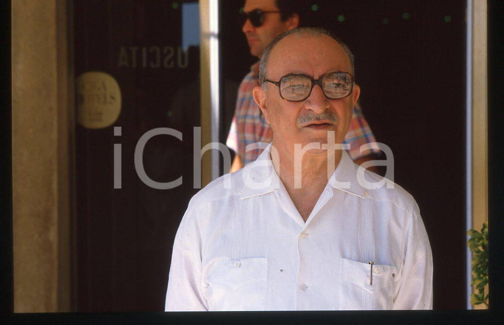 35mm vintage slide*1990 VENEZIA - Alberto LATTUADA davanti a un CIGA HOTELS  
