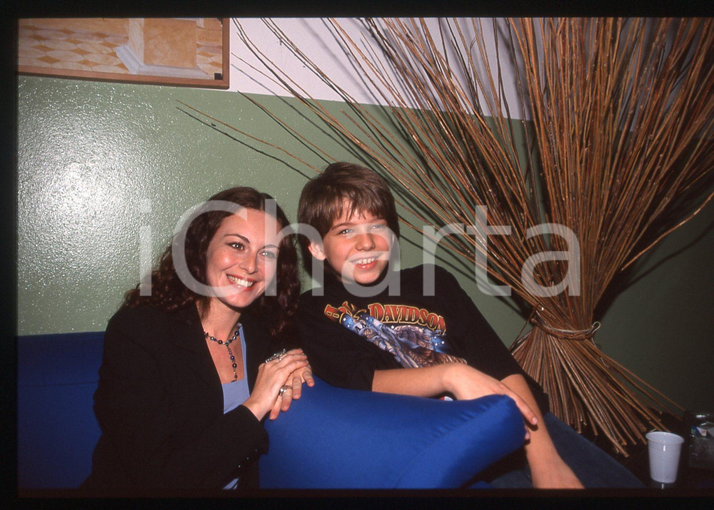 35mm vintage slide* 1999 COSTUME Jacopo SARNO Ritratto dell'attore 8  Diapositiva d'epoca, in formato 35 mm.                                                                                                               CONDIZIONI: GOODE' severamente vietata la riproduzione. Tutti i diritti sono riservati. ICharta mette in vendita, sul negozio eBay e in esclusiva sul sito "icharta" il proprio archivio composto da numerose diapositive e negativi fotografici d'epoca, tutti originali e autentici, che attraversano la storia del costume italiano tra gli la fine degli anni Sessanta e Novanta.Si tratta di uno sguardo inedito sull'attualit&agrave;, la politica, la vita quotidiana, il gossip e la cultura, che fotografa il cambiamento della nazione in quest'ultimo scorcio del XX secolo. Un'occasione unica per il mercato del collezionismo, che vede finalmente disponibile un archivio eccezionale per vastit&agrave;, tematiche e condizioni, in un settore (il negativo fotografico e la diapositiva) di assoluta novit&agrave; e dalle interessanti prospettive di investimento.    originale e autentica 1