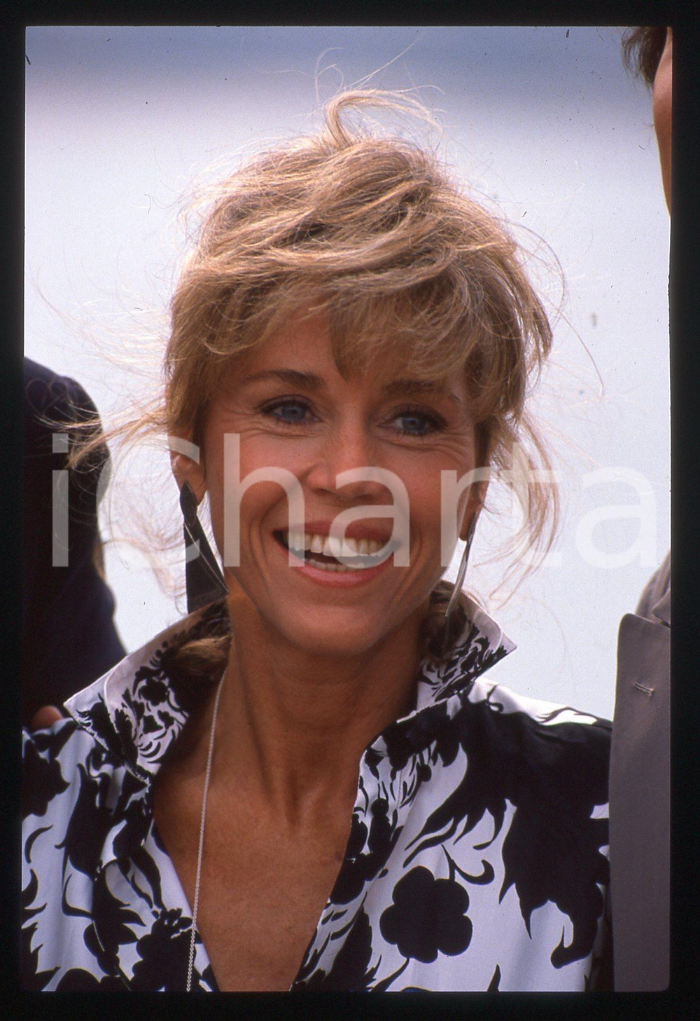 35mm vintage slide* 1989 FESTIVAL CANNES - Jane FONDA - Ritratto dell'attrice 22  Diapositiva d'epoca, in formato 35 mm.                                                                   CONDIZIONI: GOODE' severamente vietata la riproduzione. Tutti i diritti sono riservati. ICharta mette in vendita, sul negozio eBay e in esclusiva sul sito "icharta" il proprio archivio composto da numerose diapositive e negativi fotografici d'epoca, tutti originali e autentici, che attraversano la storia del costume italiano tra gli la fine degli anni Sessanta e Novanta.Si tratta di uno sguardo inedito sull'attualit&agrave;, la politica, la vita quotidiana, il gossip e la cultura, che fotografa il cambiamento della nazione in quest'ultimo scorcio del XX secolo. Un'occasione unica per il mercato del collezionismo, che vede finalmente disponibile un archivio eccezionale per vastit&agrave;, tematiche e condizioni, in un settore (il negativo fotografico e la diapositiva) di assoluta novit&agrave; e dalle interessanti prospettive di investimento.  originale e autentica 1