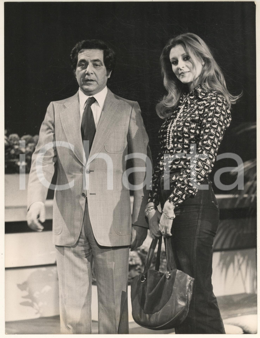Fotografia d epoca originale 1975 TV RAI  CORRADO e Tamara TRIFFAISE Cordialmente dall Italia Foto 18x24 1