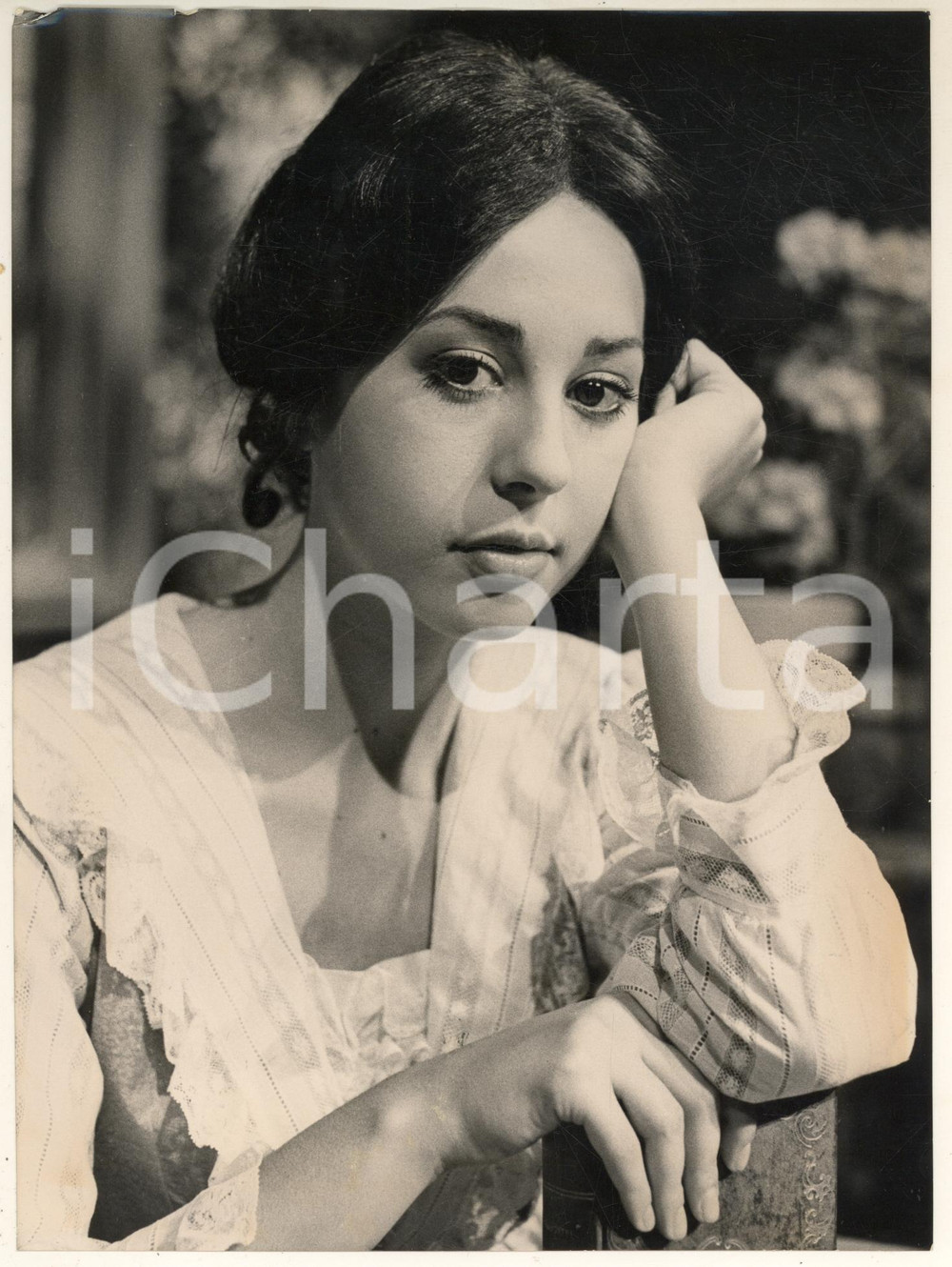 Fotografia d epoca originale 1975 TEATRO Daniela GOGGI in Aggiungi un posto a tavola Foto 18x24 cm 1