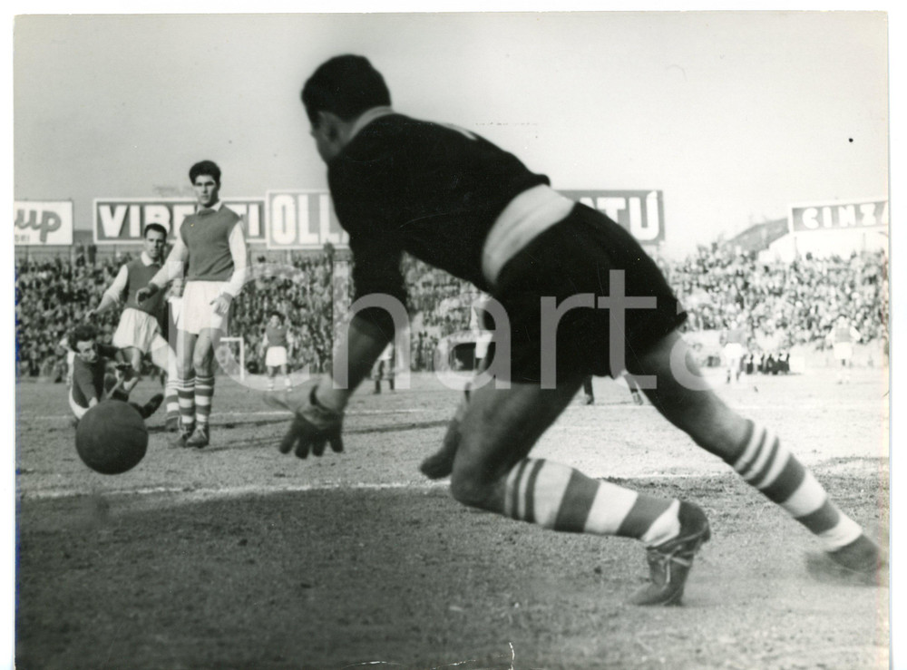 1953 CALCIO Serie A - TORINO-SPAL 1-1 Parata di Ottavio BUGATTI su Horst BUHTZ  Fotografia d'epoca con didascalia coeva.  CONDIZIONI: POOR (strappo di circa un centimetro al margine inferiore; piegature) FORMATO: 24x18 cm     originale e autentica 1