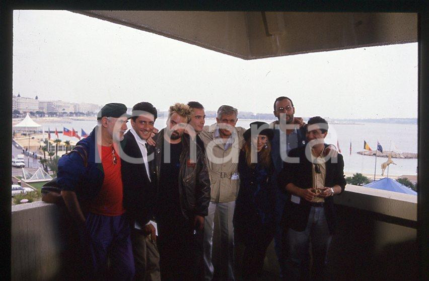 35mm vintage slide*1988 FESTIVAL CANNES Luc BESSON Cast film "Le grand bleu" 6    Diapositiva d'epoca, in formato 35 mm.  CONDIZIONI: GOOD E' severamente vietata la riproduzione. Tutti i diritti sono riservati.Nella diapositiva ICharta mette in vendita, sul negozio eBay e in esclusiva sul sito "icharta" il proprio archivio composto da numerose diapositive e negativi fotografici d'epoca, tutti originali e autentici, che attraversano la storia del costume italiano tra gli la fine degli anni Sessanta e Novanta.Si tratta di uno sguardo inedito sull'attualit&agrave;, la politica, la vita quotidiana, il gossip e la cultura, che fotografa il cambiamento della nazione in quest'ultimo scorcio del XX secolo. Un'occasione unica per il mercato del collezionismo, che vede finalmente disponibile un archivio eccezionale per vastit&agrave;, tematiche e condizioni, in un settore (il negativo fotografico e la diapositiva) di assoluta novit&agrave; e dalle interessanti prospettive di investimento.      originale e autentica 1