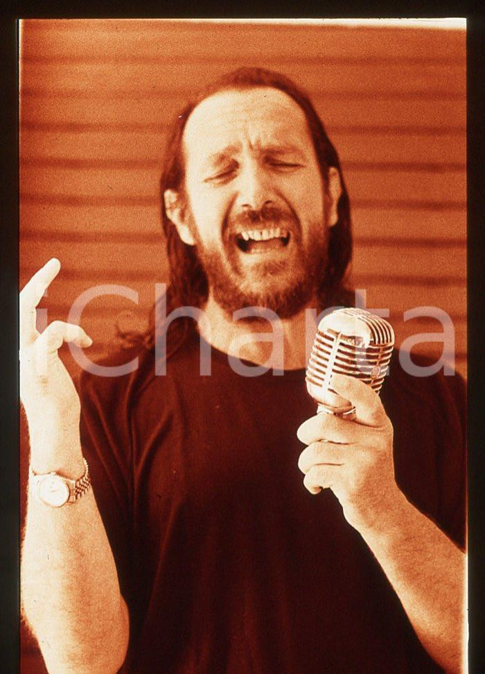 35mm vintage slide* 1997 Andrea MINGARDI 6    Diapositiva d'epoca, in formato 35 mm.  CONDIZIONI: GOOD E' severamente vietata la riproduzione. Tutti i diritti sono riservati.Nella diapositiva ICharta mette in vendita, sul negozio eBay e in esclusiva sul sito "icharta" il proprio archivio composto da numerose diapositive e negativi fotografici d'epoca, tutti originali e autentici, che attraversano la storia del costume italiano tra gli la fine degli anni Sessanta e Novanta.Si tratta di uno sguardo inedito sull'attualit&agrave;, la politica, la vita quotidiana, il gossip e la cultura, che fotografa il cambiamento della nazione in quest'ultimo scorcio del XX secolo. Un'occasione unica per il mercato del collezionismo, che vede finalmente disponibile un archivio eccezionale per vastit&agrave;, tematiche e condizioni, in un settore (il negativo fotografico e la diapositiva) di assoluta novit&agrave; e dalle interessanti prospettive di investimento.  CONDIZIONI:GOOD/buono originale e autentica 1