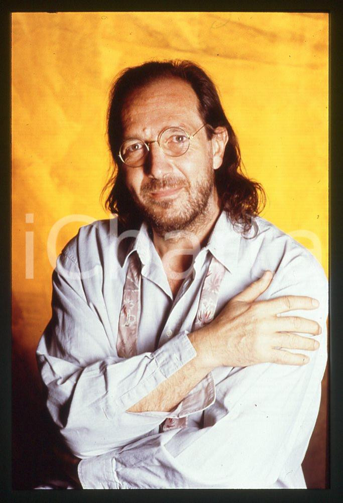 35mm vintage slide* 1997 Andrea MINGARDI 7    Diapositiva d'epoca, in formato 35 mm.  CONDIZIONI: GOOD E' severamente vietata la riproduzione. Tutti i diritti sono riservati.Nella diapositiva ICharta mette in vendita, sul negozio eBay e in esclusiva sul sito "icharta" il proprio archivio composto da numerose diapositive e negativi fotografici d'epoca, tutti originali e autentici, che attraversano la storia del costume italiano tra gli la fine degli anni Sessanta e Novanta.Si tratta di uno sguardo inedito sull'attualit&agrave;, la politica, la vita quotidiana, il gossip e la cultura, che fotografa il cambiamento della nazione in quest'ultimo scorcio del XX secolo. Un'occasione unica per il mercato del collezionismo, che vede finalmente disponibile un archivio eccezionale per vastit&agrave;, tematiche e condizioni, in un settore (il negativo fotografico e la diapositiva) di assoluta novit&agrave; e dalle interessanti prospettive di investimento.  CONDIZIONI:GOOD/buono originale e autentica 1