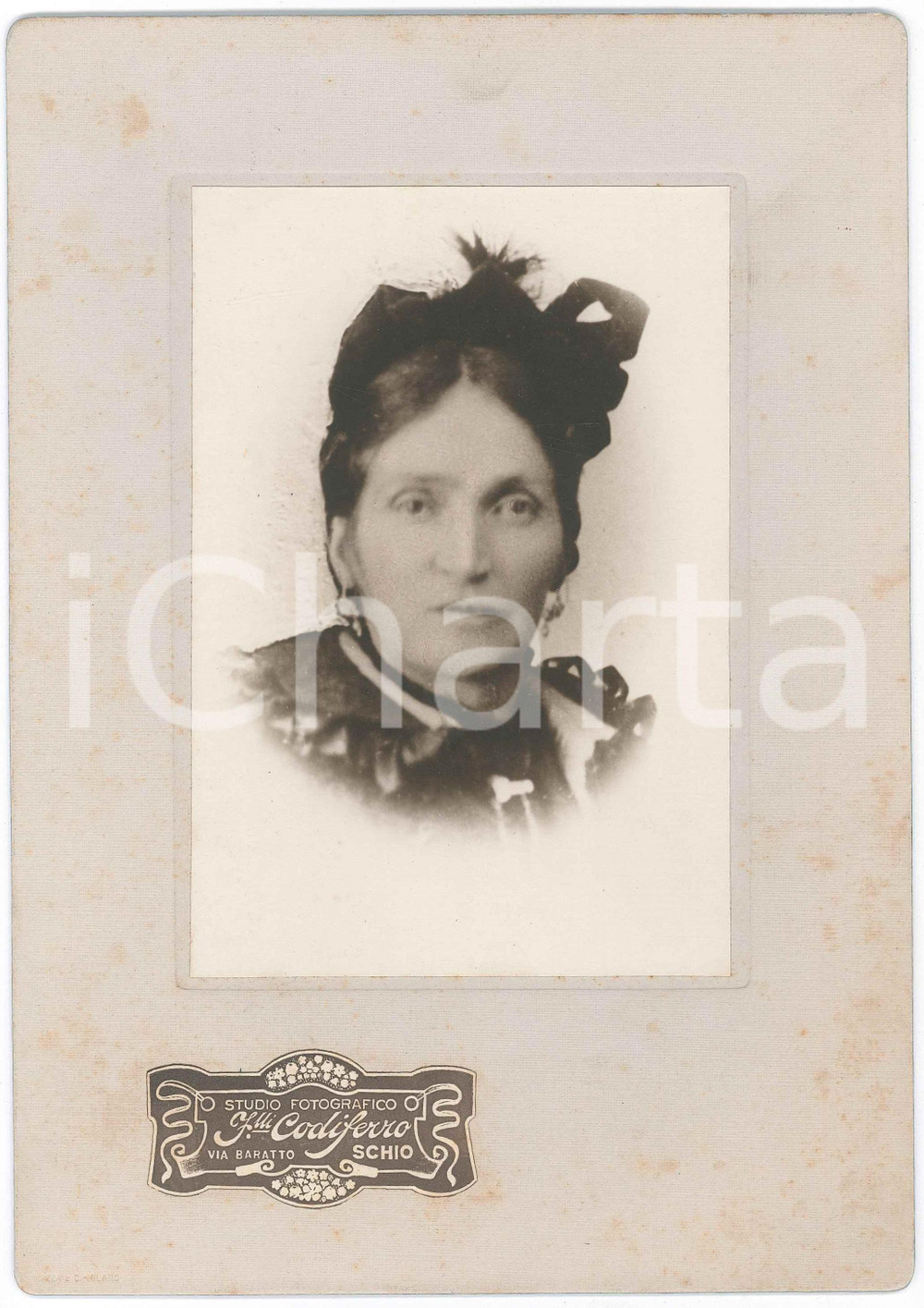 1898 SCHIO (VI) Ritratto di Maria Cristina PIZZATO in BOTTENE - Foto 17x23 cm Fotografia d'epoca, su cartoncino, con didascalia manoscritta al verso.FOTOGRAFO: F.lli Codiferro - Schio GOOD/buono  Formato: 17x23 cm originale e autentica 1