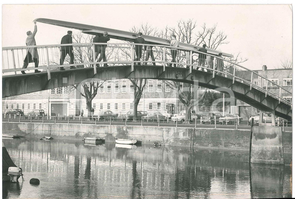 1968 TWICKENHAM / LONDON The new boat for Cambridge carried over a footbrigde Fotografia d'epoca, con didascalia al verso. POOR/danneggiato evidente piegatura angolare e aloni ai margini Formato: 20x15 cm originale e autentica 1