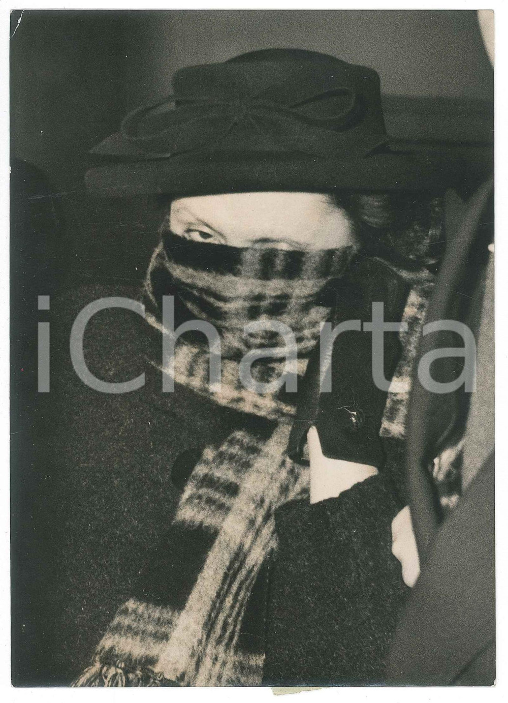 1953 PARIS Violette NOZIERE au Palais de Justice pour demande rÃ©habilitation Fotografia d'epoca, con didascalia al verso. FAIR/discreto minima piegatura angolare Formato: 13x18 cm originale e autentica 1