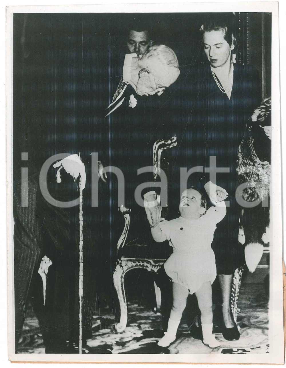 1950 ca Re Gustavo di Svezia con il pronipote Carlo Gustavo - Foto 17x21 cm  Fotografia d'epoca, con didascalia al verso.  POOR/danneggiato piegature e increspature, principalmente al lato inferiore Formato: 17x21 cm originale e autentica 1