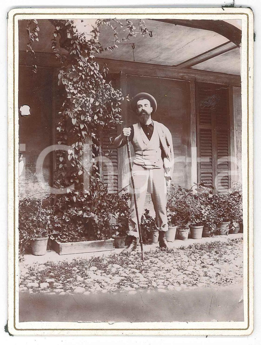 1910 ca ITALIA Uomo con bastone in cortile - Casa rurale - Foto VINTAGE 9x12 cm  Fotografia d'epoca, su cartoncino rigido.  FAIR/discreto residui cartacei al verso; difetti di stampa al lato sinistro Formato: 9x12 cm originale e autentica 1