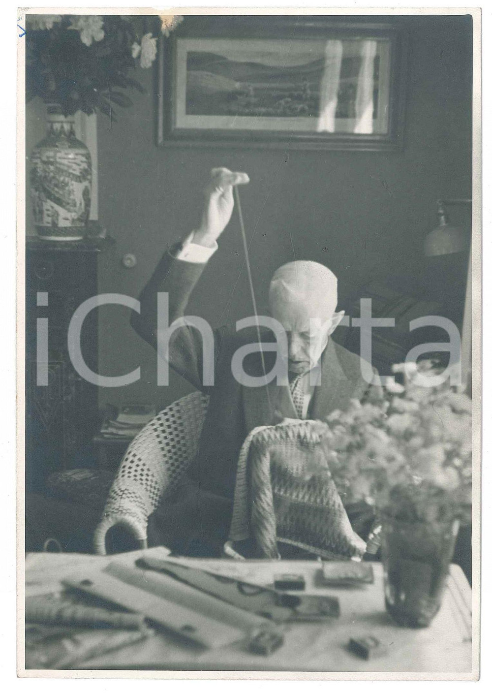 1950 SWEDEN Old King Gustaf V sewing - RARE Photo 12x17 cm  Fotografia d'epoca, con didascalia al verso.  FAIR/discreto alone al lato superiore e minima abrasione Formato: 12x17 cm originale e autentica 1