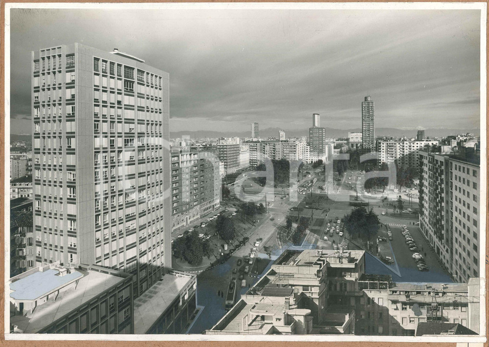 1960 ca MILANO Piazza della Repubblica *Bozzetto per cartolina 45x31 cm Bozzetto preparatorio per cartolina postale, montato su tavola di compensato. FAIR/discreto ritocchi manuali con correttore grigio Formato: 30x24 cm originale e autentica 1