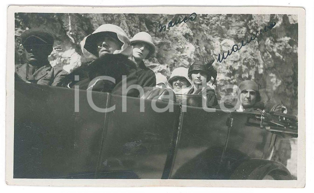 1920 ca ITALIA Donne in visita ai luoghi della Grande Guerra - Foto 11x7 cm  Fotografia originale d'epoca, con dedica manoscritta al verso. GOOD/buono ma lieve residuo centrale Formato: 11x7 cm originale e autentica 1