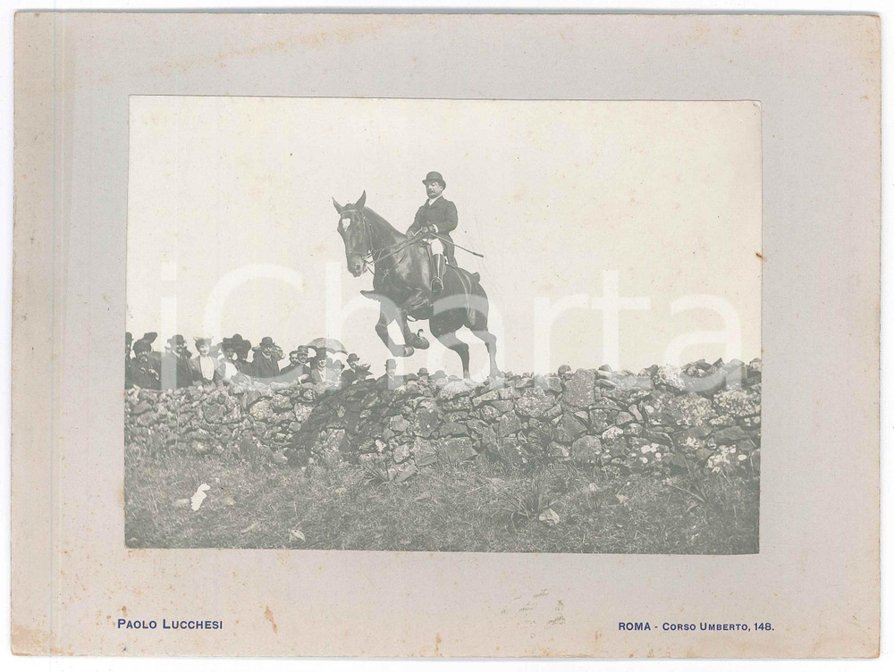 1900 ca Area di ROMA - EQUITAZIONE - Cavallo al salto *Foto Paolo LUCCHESI 21x16 Fotografia d'epoca, montata su cartoncino rigido.FOTOGRAFO: Paolo Lucchesi - Roma, corso Umberto 148 GOOD/buono  Formato: 21x16 cm originale e autentica 1
