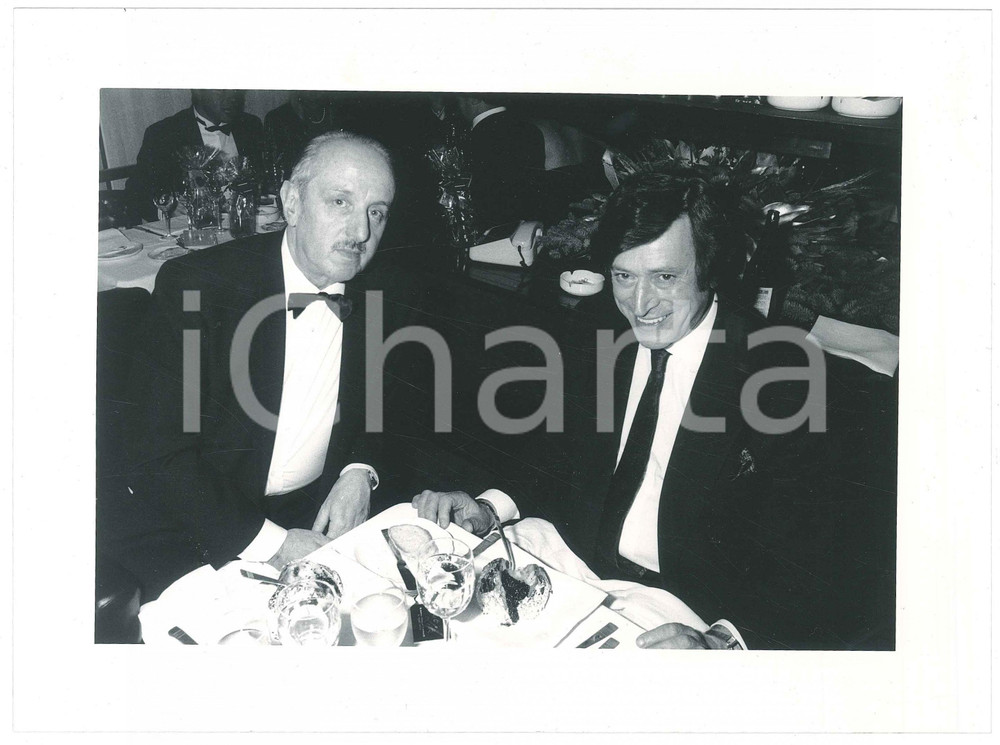 1987 ca COSTUME ITALIA Presentatore Guido ANGELI a una cena - Foto 24x18 cm Fotografia originale. FAIR/discreto piegatura al lato destro Formato: 24x18 cm originale e autentica 1