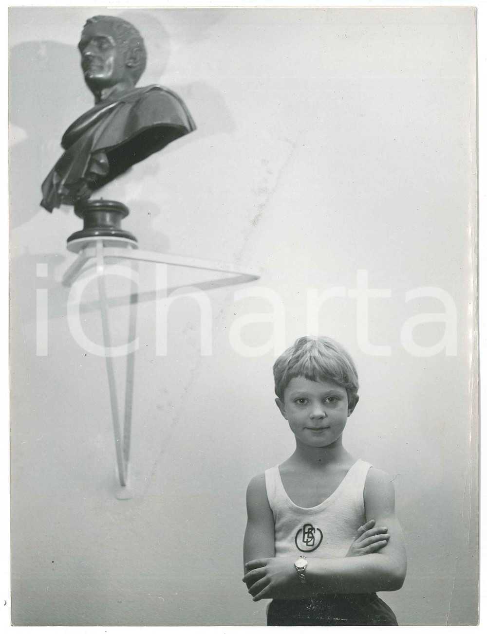 1950 ca SWEDEN Little Crownprince Carl Gustav below the bust of Pehr Henrik Ling  Fotografia d'epoca, con didascalia al verso.  POOR/danneggiato piegature marginali Formato: 18x24 cm originale e autentica 1
