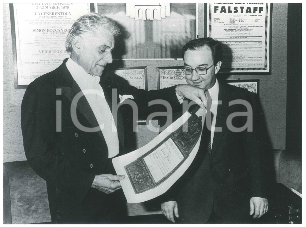 Fotografia d epoca originale 1982 MILANO  LA SCALA Leonard BERNSTEIN riceve onorificenza da Carlo TOGNOLI 1