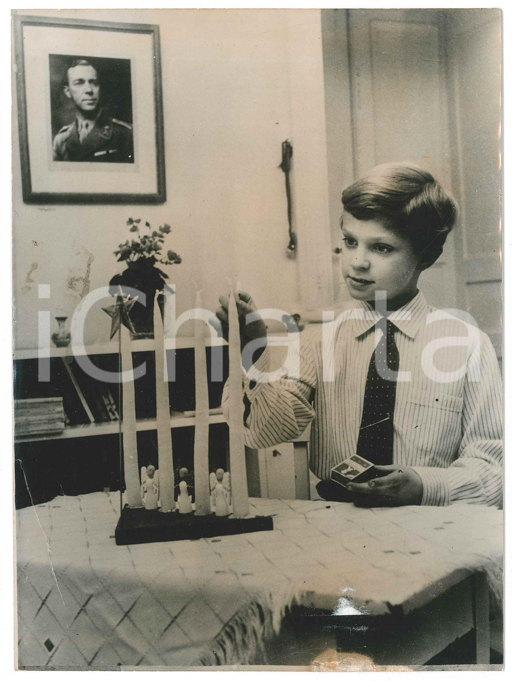 1955 SWEDEN Crown Prince Carl Gustaf preparing for Christmas - Photo 15x20 cm  Fotografia d'epoca, con didascalia al verso.  POOR/danneggiato piegature evidenti, residuo cartaceo al lato inferiore, alone, graffi superficiali Formato: 15x20 cm originale e autentica 1