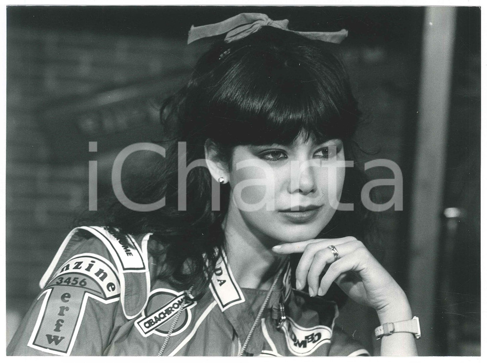 1985 ca COSTUME ITALIA Susanna MESSAGGIO con giacca sportiva (2) Foto 24x18 cm Fotografia originale. GOOD/buono  Formato: 24x18 cm originale e autentica 1