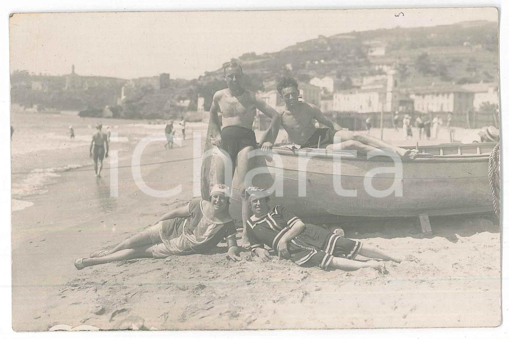 1920 ca LIGURIA Bagnanti in spiaggia con barca - Foto COSTUME 14x9 cm  Fotografia d'epoca, in formato cartolina postale. GOOD/buono  Formato: 14x9 cm originale e autentica 1