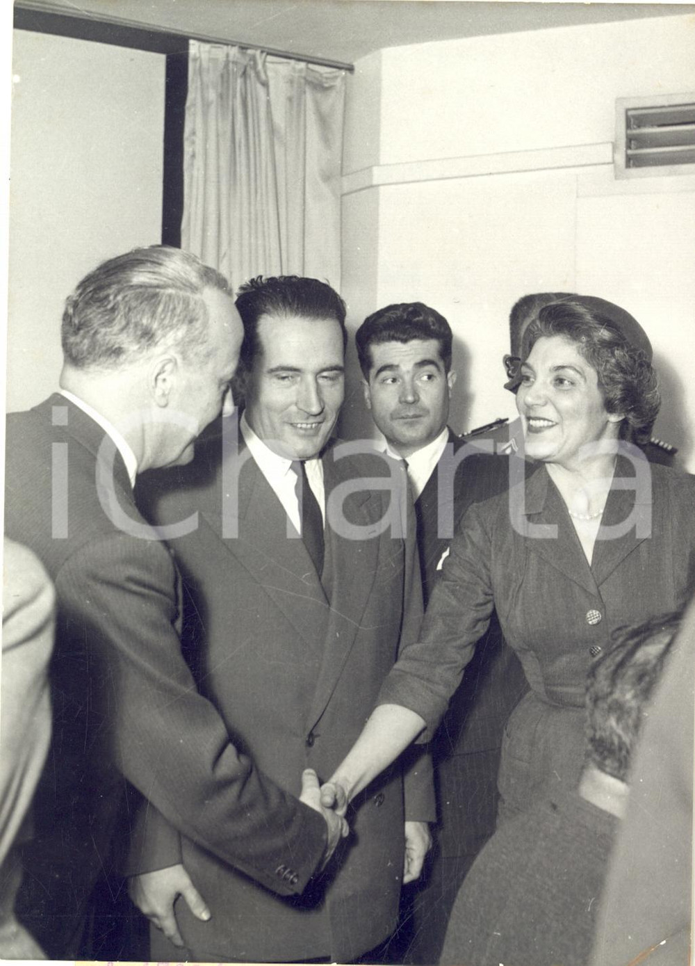 1954 PARIS Lily MENDÈS FRANCE et François MITTERRAND à la vente pour Orléansville