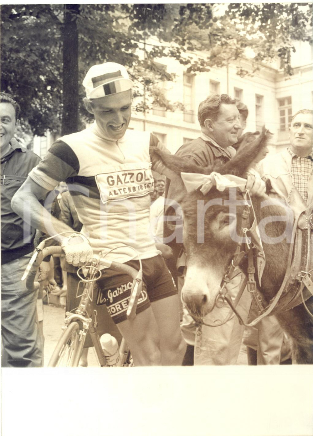 1960 CICLISMO TOUR DE FRANCE LUCHON Hans JUNKERMANN accarezza un asinello - Foto