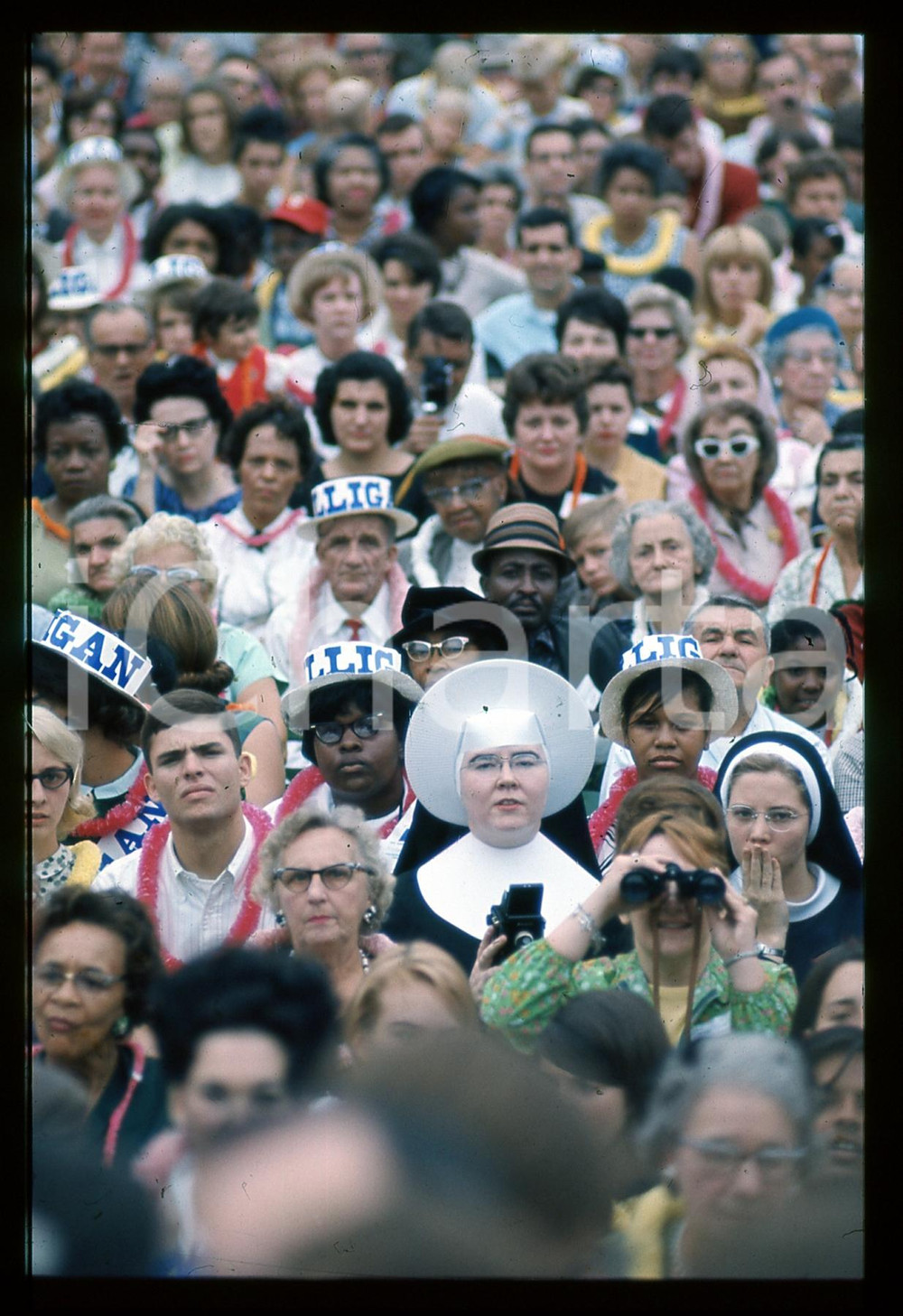 35mm vintage slide * 1968 USA Robert F. KENNEDY La folla al comizio Fotografia realizzata durante le elezioni primarie del Partito DemocraticoDiapositiva d'epoca, in formato 35 mm.   CONDIZIONI: GOODE' severamente vietata la riproduzione. Tutti i diritti sono riservati. ICharta mette in vendita, sul negozio eBay e in esclusiva sul sito "icharta" il proprio archivio composto da numerose diapositive e negativi fotografici d'epoca, tutti originali e autentici, che attraversano la storia del costume italiano tra gli la fine degli anni Sessanta e Novanta.Si tratta di uno sguardo inedito sull'attualit&agrave;, la politica, la vita quotidiana, il gossip e la cultura, che fotografa il cambiamento della nazione in quest'ultimo scorcio del XX secolo. Un'occasione unica per il mercato del collezionismo, che vede finalmente disponibile un archivio eccezionale per vastit&agrave;, tematiche e condizioni, in un settore (il negativo fotografico e la diapositiva) di assoluta novit&agrave; e dalle interessanti prospettive di investimento.  originale e autentica 1