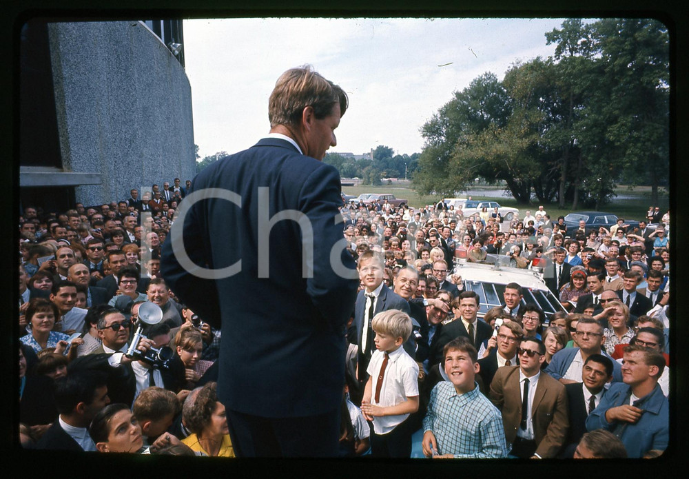 35mm vintage slide*1968 USA Robert F. KENNEDY Ritratto in campagna elettorale 24 Fotografia realizzata durante le elezioni primarie del Partito DemocraticoDiapositiva d'epoca, in formato 35 mm.   CONDIZIONI: GOODE' severamente vietata la riproduzione. Tutti i diritti sono riservati. ICharta mette in vendita, sul negozio eBay e in esclusiva sul sito "icharta" il proprio archivio composto da numerose diapositive e negativi fotografici d'epoca, tutti originali e autentici, che attraversano la storia del costume italiano tra gli la fine degli anni Sessanta e Novanta.Si tratta di uno sguardo inedito sull'attualit&agrave;, la politica, la vita quotidiana, il gossip e la cultura, che fotografa il cambiamento della nazione in quest'ultimo scorcio del XX secolo. Un'occasione unica per il mercato del collezionismo, che vede finalmente disponibile un archivio eccezionale per vastit&agrave;, tematiche e condizioni, in un settore (il negativo fotografico e la diapositiva) di assoluta novit&agrave; e dalle interessanti prospettive di investimento.  originale e autentica 1
