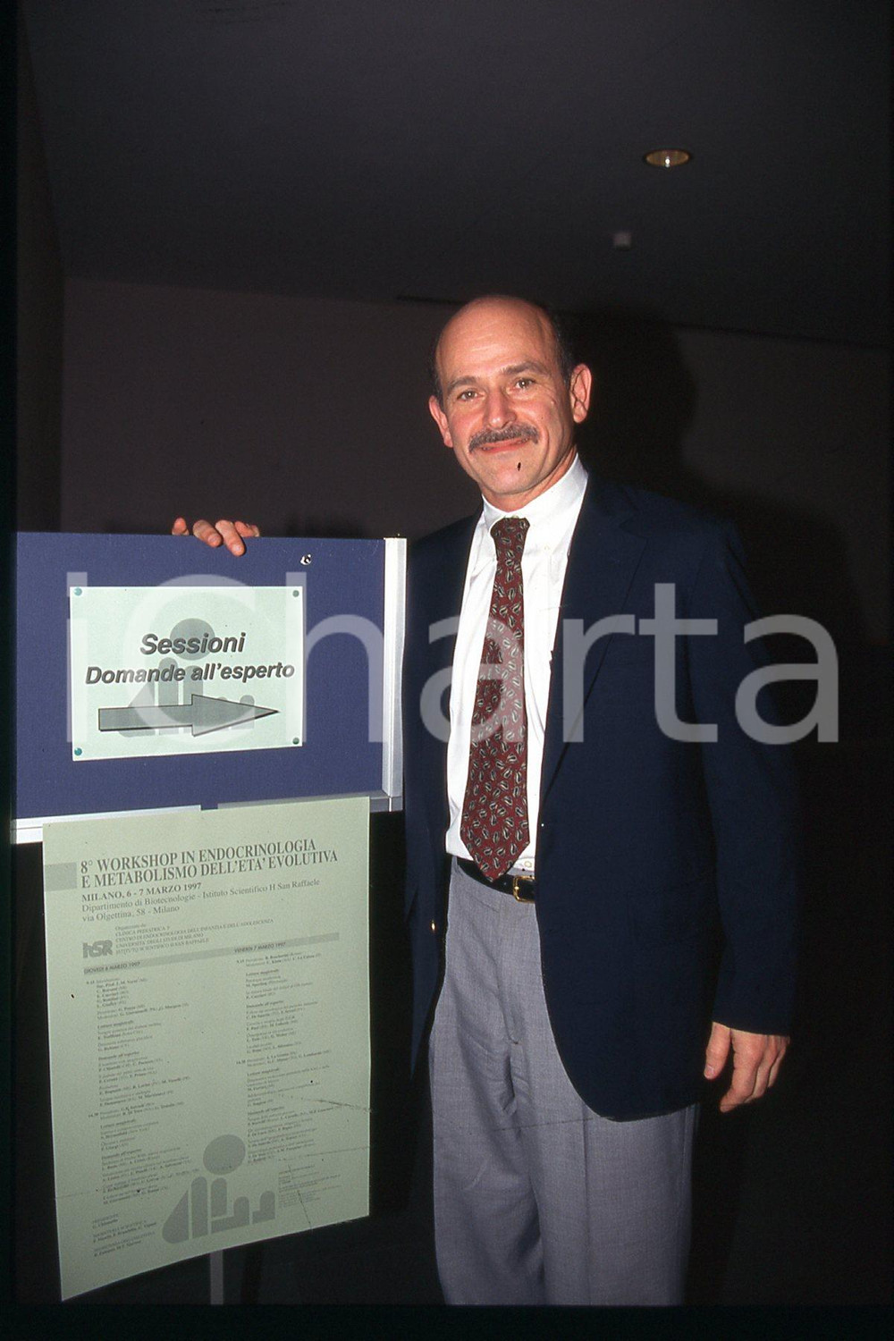 35mm vintage slide* 1995 ca MILANO Steven HEYMSFIELD Ritratto professore (11)  Diapositiva d'epoca, in formato 35 mm.CONDIZIONI: GOODE' severamente vietata la riproduzione. Tutti i diritti sono riservati.Nella diapositiva ICharta mette in vendita, sul negozio eBay e in esclusiva sul sito "icharta" il proprio archivio composto da numerose diapositive e negativi fotografici d'epoca, tutti originali e autentici, che attraversano la storia del costume italiano tra gli la fine degli anni Sessanta e Novanta.Si tratta di uno sguardo inedito sull'attualit&agrave;, la politica, la vita quotidiana, il gossip e la cultura, che fotografa il cambiamento della nazione in quest'ultimo scorcio del XX secolo. Un'occasione unica per il mercato del collezionismo, che vede finalmente disponibile un archivio eccezionale per vastit&agrave;, tematiche e condizioni, in un settore (il negativo fotografico e la diapositiva) di assoluta novit&agrave; e dalle interessanti prospettive di investimento.  FAIR/discreto   originale e autentica 1