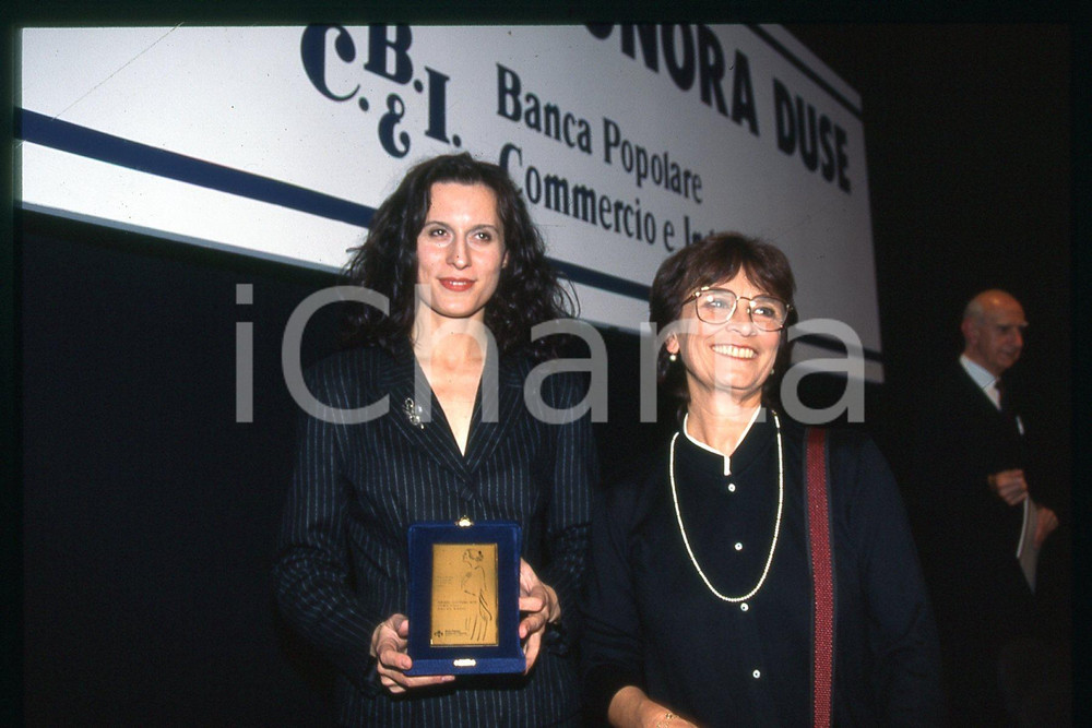 35mm vintage slide* 1994 ITALIA Premio Eleonora Duse - Anna Maria GUARNIERI (38)  Diapositiva d'epoca, in formato 35 mm.CONDIZIONI: GOODE' severamente vietata la riproduzione. Tutti i diritti sono riservati.Nella diapositiva ICharta mette in vendita, sul negozio eBay e in esclusiva sul sito "icharta" il proprio archivio composto da numerose diapositive e negativi fotografici d'epoca, tutti originali e autentici, che attraversano la storia del costume italiano tra gli la fine degli anni Sessanta e Novanta.Si tratta di uno sguardo inedito sull'attualit&agrave;, la politica, la vita quotidiana, il gossip e la cultura, che fotografa il cambiamento della nazione in quest'ultimo scorcio del XX secolo. Un'occasione unica per il mercato del collezionismo, che vede finalmente disponibile un archivio eccezionale per vastit&agrave;, tematiche e condizioni, in un settore (il negativo fotografico e la diapositiva) di assoluta novit&agrave; e dalle interessanti prospettive di investimento.  FAIR/discreto   originale e autentica 1