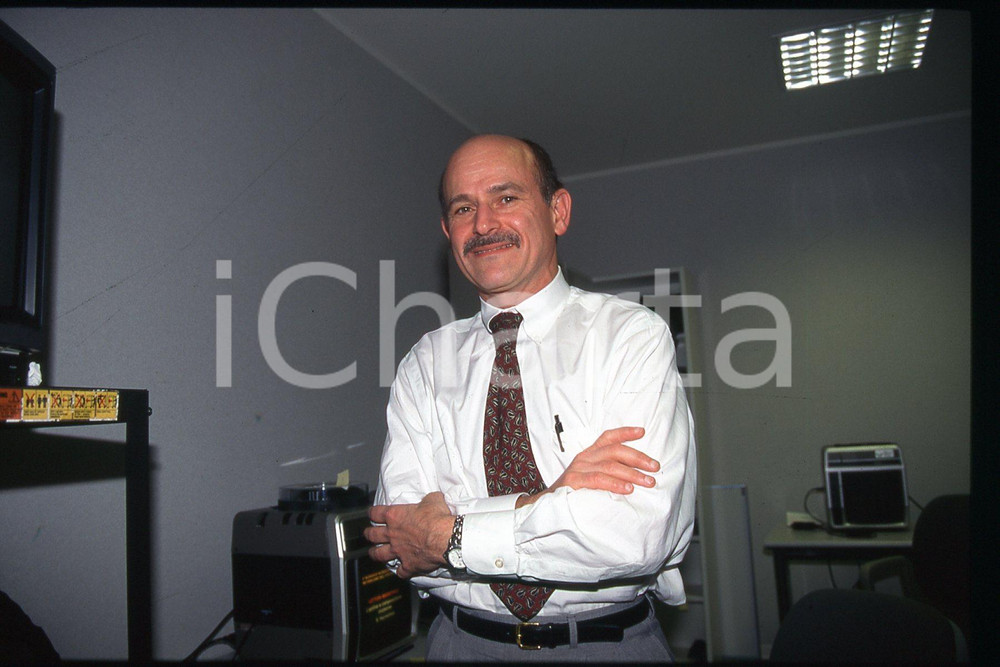 35mm vintage slide* 1995 ca MILANO Steven HEYMSFIELD Ritratto professore (8)  Diapositiva d'epoca, in formato 35 mm.CONDIZIONI: GOODE' severamente vietata la riproduzione. Tutti i diritti sono riservati.Nella diapositiva ICharta mette in vendita, sul negozio eBay e in esclusiva sul sito "icharta" il proprio archivio composto da numerose diapositive e negativi fotografici d'epoca, tutti originali e autentici, che attraversano la storia del costume italiano tra gli la fine degli anni Sessanta e Novanta.Si tratta di uno sguardo inedito sull'attualit&agrave;, la politica, la vita quotidiana, il gossip e la cultura, che fotografa il cambiamento della nazione in quest'ultimo scorcio del XX secolo. Un'occasione unica per il mercato del collezionismo, che vede finalmente disponibile un archivio eccezionale per vastit&agrave;, tematiche e condizioni, in un settore (il negativo fotografico e la diapositiva) di assoluta novit&agrave; e dalle interessanti prospettive di investimento.  FAIR/discreto   originale e autentica 1