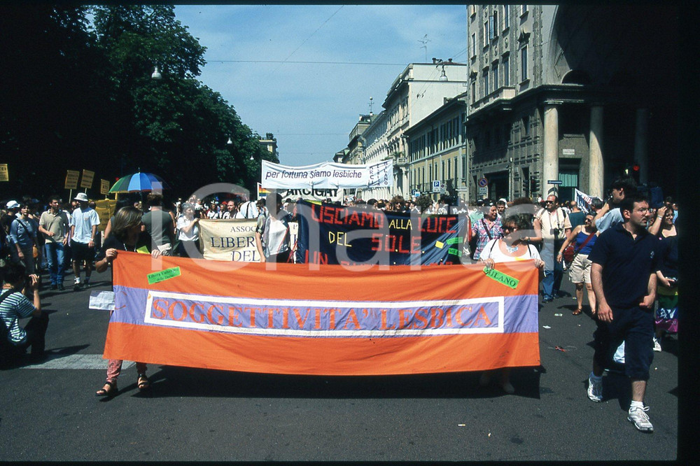 35mm vintage slide* 2001 MILANO - GAY PRIDE Immagini del corteo (19)  Diapositiva d'epoca, in formato 35 mm.CONDIZIONI: GOODE' severamente vietata la riproduzione. Tutti i diritti sono riservati.Nella diapositiva ICharta mette in vendita, sul negozio eBay e in esclusiva sul sito "icharta" il proprio archivio composto da numerose diapositive e negativi fotografici d'epoca, tutti originali e autentici, che attraversano la storia del costume italiano tra gli la fine degli anni Sessanta e Novanta.Si tratta di uno sguardo inedito sull'attualit&agrave;, la politica, la vita quotidiana, il gossip e la cultura, che fotografa il cambiamento della nazione in quest'ultimo scorcio del XX secolo. Un'occasione unica per il mercato del collezionismo, che vede finalmente disponibile un archivio eccezionale per vastit&agrave;, tematiche e condizioni, in un settore (il negativo fotografico e la diapositiva) di assoluta novit&agrave; e dalle interessanti prospettive di investimento.  FAIR/discreto   originale e autentica 1