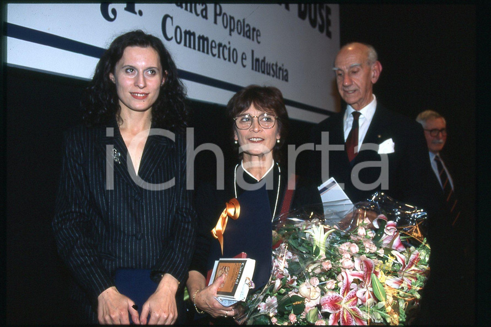 35mm vintage slide* 1994 ITALIA Premio Eleonora Duse - Anna Maria GUARNIERI (39)  Diapositiva d'epoca, in formato 35 mm.CONDIZIONI: GOODE' severamente vietata la riproduzione. Tutti i diritti sono riservati.Nella diapositiva ICharta mette in vendita, sul negozio eBay e in esclusiva sul sito "icharta" il proprio archivio composto da numerose diapositive e negativi fotografici d'epoca, tutti originali e autentici, che attraversano la storia del costume italiano tra gli la fine degli anni Sessanta e Novanta.Si tratta di uno sguardo inedito sull'attualit&agrave;, la politica, la vita quotidiana, il gossip e la cultura, che fotografa il cambiamento della nazione in quest'ultimo scorcio del XX secolo. Un'occasione unica per il mercato del collezionismo, che vede finalmente disponibile un archivio eccezionale per vastit&agrave;, tematiche e condizioni, in un settore (il negativo fotografico e la diapositiva) di assoluta novit&agrave; e dalle interessanti prospettive di investimento.  FAIR/discreto   originale e autentica 1