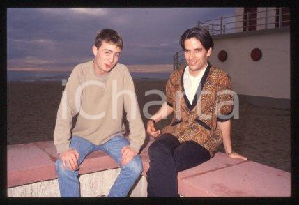 35mm vintage slide* 1996 ca VENEZIA Christopher CHAPLIN Reuben PILLSBURY (52)  Diapositiva d'epoca, in formato 35 mm.CONDIZIONI: GOODE' severamente vietata la riproduzione. Tutti i diritti sono riservati.Nella diapositiva ICharta mette in vendita, sul negozio eBay e in esclusiva sul sito "icharta" il proprio archivio composto da numerose diapositive e negativi fotografici d'epoca, tutti originali e autentici, che attraversano la storia del costume italiano tra gli la fine degli anni Sessanta e Novanta.Si tratta di uno sguardo inedito sull'attualit&agrave;, la politica, la vita quotidiana, il gossip e la cultura, che fotografa il cambiamento della nazione in quest'ultimo scorcio del XX secolo. Un'occasione unica per il mercato del collezionismo, che vede finalmente disponibile un archivio eccezionale per vastit&agrave;, tematiche e condizioni, in un settore (il negativo fotografico e la diapositiva) di assoluta novit&agrave; e dalle interessanti prospettive di investimento.  FAIR/discreto   originale e autentica 1