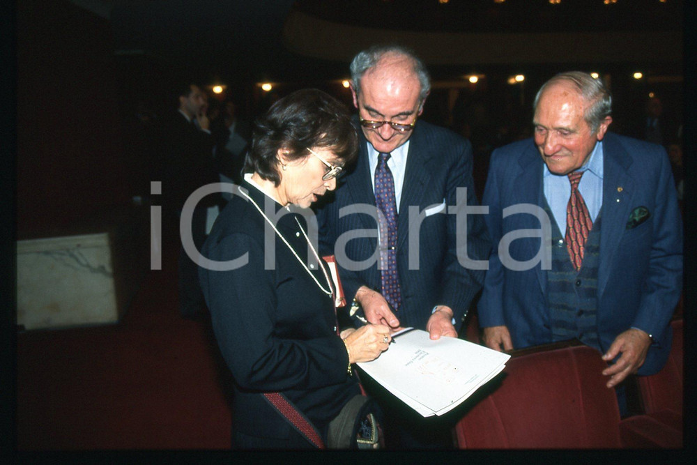 35mm vintage slide* 1994 ITALIA Premio Eleonora Duse - Anna Maria GUARNIERI (40)  Diapositiva d'epoca, in formato 35 mm.CONDIZIONI: GOODE' severamente vietata la riproduzione. Tutti i diritti sono riservati.Nella diapositiva ICharta mette in vendita, sul negozio eBay e in esclusiva sul sito "icharta" il proprio archivio composto da numerose diapositive e negativi fotografici d'epoca, tutti originali e autentici, che attraversano la storia del costume italiano tra gli la fine degli anni Sessanta e Novanta.Si tratta di uno sguardo inedito sull'attualit&agrave;, la politica, la vita quotidiana, il gossip e la cultura, che fotografa il cambiamento della nazione in quest'ultimo scorcio del XX secolo. Un'occasione unica per il mercato del collezionismo, che vede finalmente disponibile un archivio eccezionale per vastit&agrave;, tematiche e condizioni, in un settore (il negativo fotografico e la diapositiva) di assoluta novit&agrave; e dalle interessanti prospettive di investimento.  FAIR/discreto   originale e autentica 1