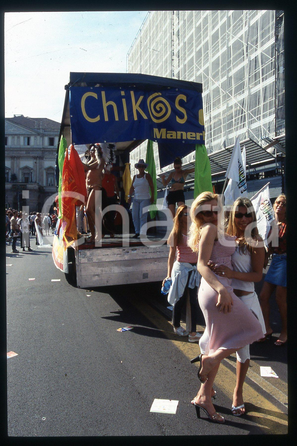 35mm vintage slide* 2001 MILANO - GAY PRIDE Immagini del corteo (20)  Diapositiva d'epoca, in formato 35 mm.CONDIZIONI: GOODE' severamente vietata la riproduzione. Tutti i diritti sono riservati.Nella diapositiva ICharta mette in vendita, sul negozio eBay e in esclusiva sul sito "icharta" il proprio archivio composto da numerose diapositive e negativi fotografici d'epoca, tutti originali e autentici, che attraversano la storia del costume italiano tra gli la fine degli anni Sessanta e Novanta.Si tratta di uno sguardo inedito sull'attualit&agrave;, la politica, la vita quotidiana, il gossip e la cultura, che fotografa il cambiamento della nazione in quest'ultimo scorcio del XX secolo. Un'occasione unica per il mercato del collezionismo, che vede finalmente disponibile un archivio eccezionale per vastit&agrave;, tematiche e condizioni, in un settore (il negativo fotografico e la diapositiva) di assoluta novit&agrave; e dalle interessanti prospettive di investimento.  FAIR/discreto   originale e autentica 1