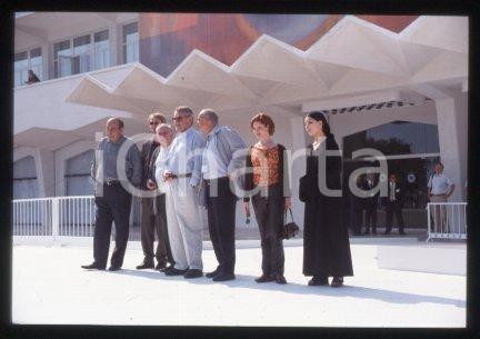 35mm vintage slide* 2000 VENICE Jennifer Jason LEIGH, Miloš FORMAN (119)  Diapositiva d'epoca, in formato 35 mm.CONDIZIONI: GOODE' severamente vietata la riproduzione. Tutti i diritti sono riservati.Nella diapositiva ICharta mette in vendita, sul negozio eBay e in esclusiva sul sito "icharta" il proprio archivio composto da numerose diapositive e negativi fotografici d'epoca, tutti originali e autentici, che attraversano la storia del costume italiano tra gli la fine degli anni Sessanta e Novanta.Si tratta di uno sguardo inedito sull'attualit&agrave;, la politica, la vita quotidiana, il gossip e la cultura, che fotografa il cambiamento della nazione in quest'ultimo scorcio del XX secolo. Un'occasione unica per il mercato del collezionismo, che vede finalmente disponibile un archivio eccezionale per vastit&agrave;, tematiche e condizioni, in un settore (il negativo fotografico e la diapositiva) di assoluta novit&agrave; e dalle interessanti prospettive di investimento.  FAIR/discreto   originale e autentica 1