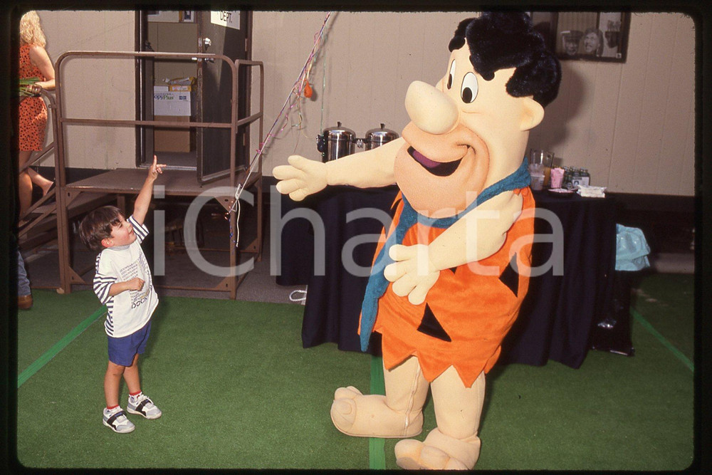 35mm vintage slide* 1990 HOLLYWOOD - THE FLINTSTONES 30° birthday party (15)  Diapositiva d'epoca, in formato 35 mm.CONDIZIONI: GOODE' severamente vietata la riproduzione. Tutti i diritti sono riservati.Nella diapositiva ICharta mette in vendita, sul negozio eBay e in esclusiva sul sito "icharta" il proprio archivio composto da numerose diapositive e negativi fotografici d'epoca, tutti originali e autentici, che attraversano la storia del costume italiano tra gli la fine degli anni Sessanta e Novanta.Si tratta di uno sguardo inedito sull'attualit&agrave;, la politica, la vita quotidiana, il gossip e la cultura, che fotografa il cambiamento della nazione in quest'ultimo scorcio del XX secolo. Un'occasione unica per il mercato del collezionismo, che vede finalmente disponibile un archivio eccezionale per vastit&agrave;, tematiche e condizioni, in un settore (il negativo fotografico e la diapositiva) di assoluta novit&agrave; e dalle interessanti prospettive di investimento. GOOD/buono   originale e autentica 1