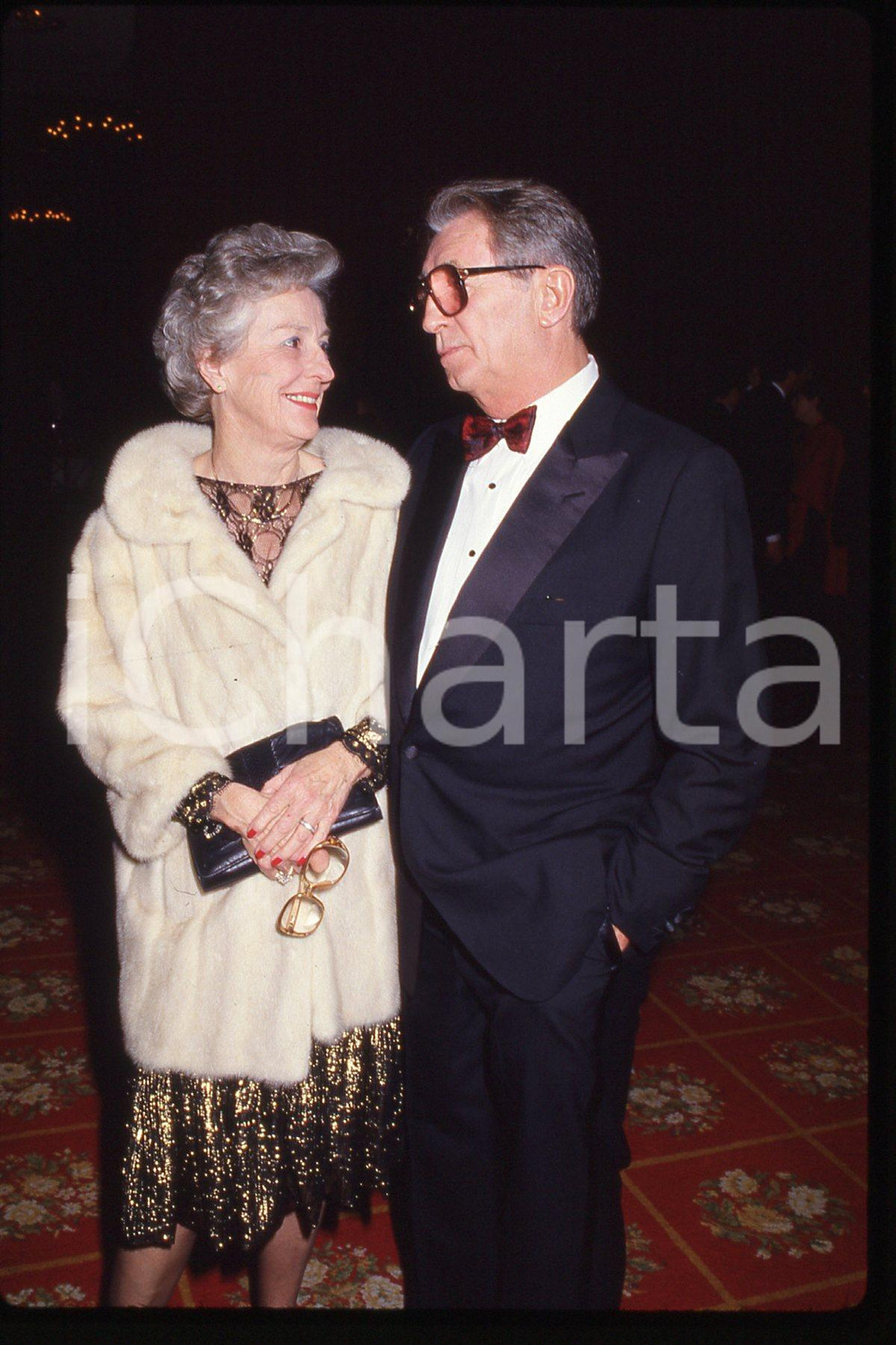 35mm vintage slide* 1985 ca CINEMA Robert MITCHUM and Dorothy SPENCE  Diapositiva d'epoca, in formato 35 mm.CONDIZIONI: GOODE' severamente vietata la riproduzione. Tutti i diritti sono riservati.Nella diapositiva ICharta mette in vendita, sul negozio eBay e in esclusiva sul sito "icharta" il proprio archivio composto da numerose diapositive e negativi fotografici d'epoca, tutti originali e autentici, che attraversano la storia del costume italiano tra gli la fine degli anni Sessanta e Novanta.Si tratta di uno sguardo inedito sull'attualit&agrave;, la politica, la vita quotidiana, il gossip e la cultura, che fotografa il cambiamento della nazione in quest'ultimo scorcio del XX secolo. Un'occasione unica per il mercato del collezionismo, che vede finalmente disponibile un archivio eccezionale per vastit&agrave;, tematiche e condizioni, in un settore (il negativo fotografico e la diapositiva) di assoluta novit&agrave; e dalle interessanti prospettive di investimento. GOOD/buono   originale e autentica 1