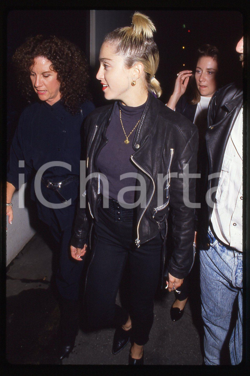 35mm vintage slide* 1987 USA - MADONNA Louise Veronica Ciccone (1)  Diapositiva d'epoca, in formato 35 mm.CONDIZIONI: GOODE' severamente vietata la riproduzione. Tutti i diritti sono riservati.Nella diapositiva ICharta mette in vendita, sul negozio eBay e in esclusiva sul sito "icharta" il proprio archivio composto da numerose diapositive e negativi fotografici d'epoca, tutti originali e autentici, che attraversano la storia del costume italiano tra gli la fine degli anni Sessanta e Novanta.Si tratta di uno sguardo inedito sull'attualit&agrave;, la politica, la vita quotidiana, il gossip e la cultura, che fotografa il cambiamento della nazione in quest'ultimo scorcio del XX secolo. Un'occasione unica per il mercato del collezionismo, che vede finalmente disponibile un archivio eccezionale per vastit&agrave;, tematiche e condizioni, in un settore (il negativo fotografico e la diapositiva) di assoluta novit&agrave; e dalle interessanti prospettive di investimento. GOOD/buono   originale e autentica 1