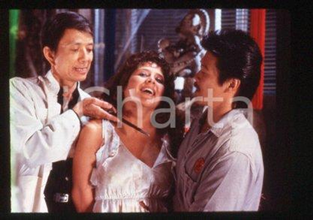 35mm vintage slide* 1989 CINEMA - "THE VINEYARD", James HONG, Michael WONG (16)  Diapositiva d'epoca, in formato 35 mm.CONDIZIONI: GOODE' severamente vietata la riproduzione. Tutti i diritti sono riservati.Nella diapositiva ICharta mette in vendita, sul negozio eBay e in esclusiva sul sito "icharta" il proprio archivio composto da numerose diapositive e negativi fotografici d'epoca, tutti originali e autentici, che attraversano la storia del costume italiano tra gli la fine degli anni Sessanta e Novanta.Si tratta di uno sguardo inedito sull'attualit&agrave;, la politica, la vita quotidiana, il gossip e la cultura, che fotografa il cambiamento della nazione in quest'ultimo scorcio del XX secolo. Un'occasione unica per il mercato del collezionismo, che vede finalmente disponibile un archivio eccezionale per vastit&agrave;, tematiche e condizioni, in un settore (il negativo fotografico e la diapositiva) di assoluta novit&agrave; e dalle interessanti prospettive di investimento. GOOD/buono   originale e autentica 1